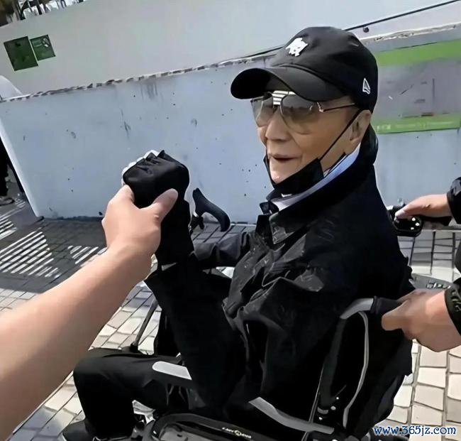 谢霆锋眼中父亲的可爱 一生潇洒坦荡
